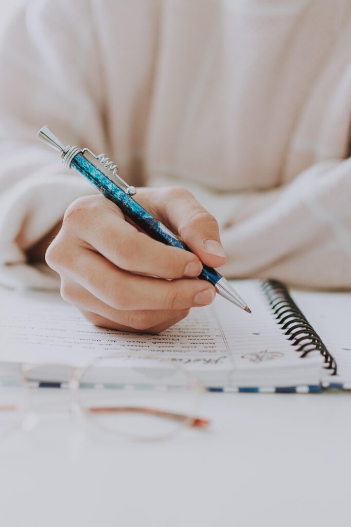 聞くべき逆質問をメモに書き出すイメージ